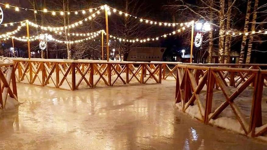 Главная картинка новости: Каток «Ёлочка» закрыли для сыктывкарцев из-за образовавшихся в связи с теплой погодой луж