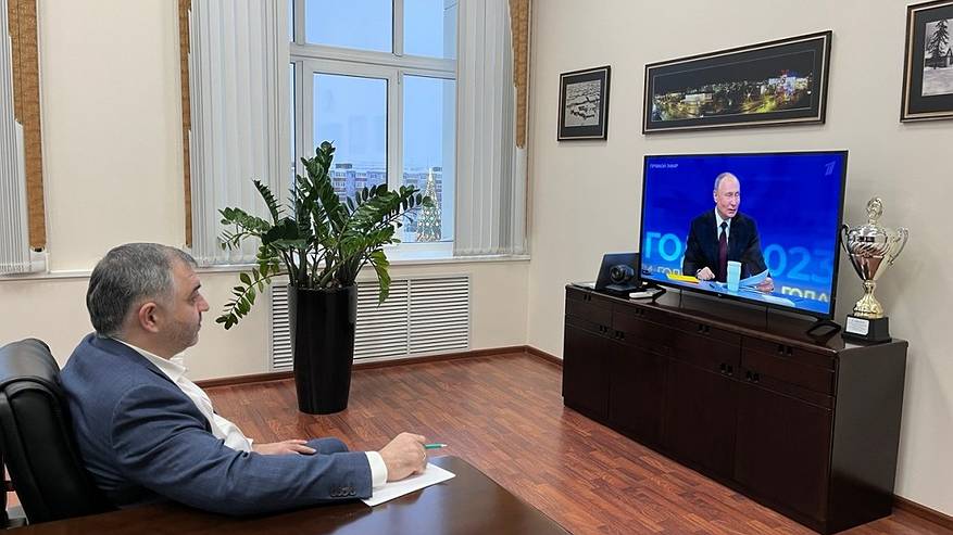 Главная картинка новости: Главу Усинска наградили по указу Путина