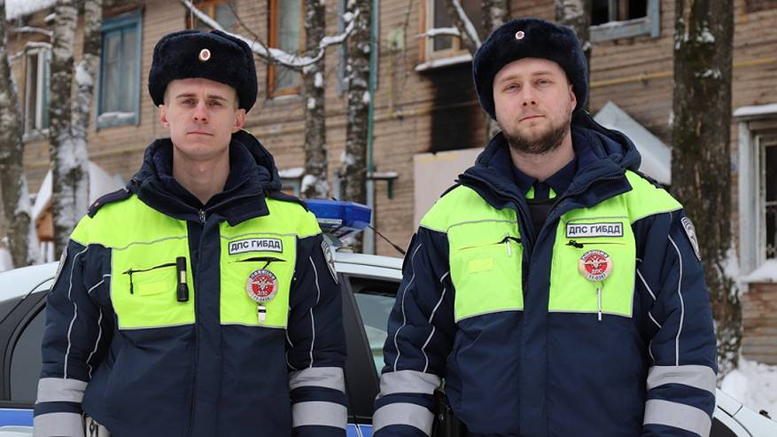 Главная картинка новости: Полицейские Коми помогли жильцам многоквартирного дома эвакуироваться во время пожара