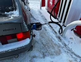 Такой трюк с заправочным пистолетом поможет залить полный бак бензина в авто - куда нажимать