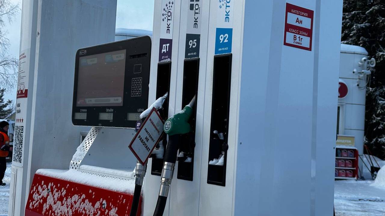 Главная картинка новости: Такой трюк с заправочным пистолетом поможет залить полный бак бензина в автомобиль - куда нажимать