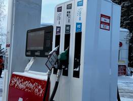 Такой трюк с заправочным пистолетом поможет залить полный бак бензина в автомобиль - куда нажимать