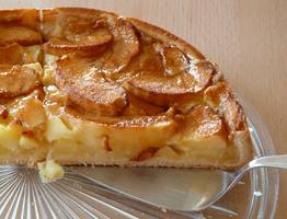 Замешиваем за считанные минуты и подаем душистый яблочный пирог: съедается до того, как успеет остыть — прекраснее шарлотки