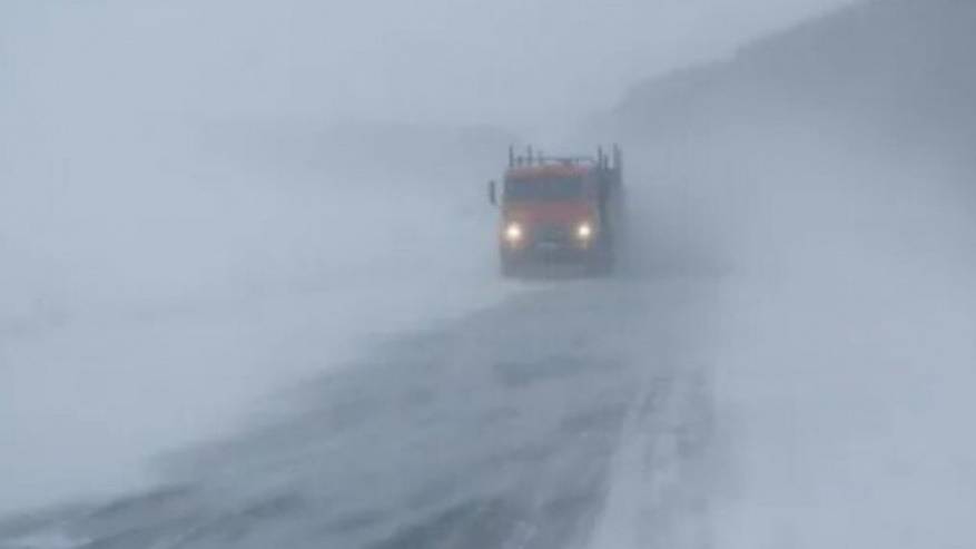 Главная картинка новости: В Воркуте штормовой ветер повредил балконы и кровли домов