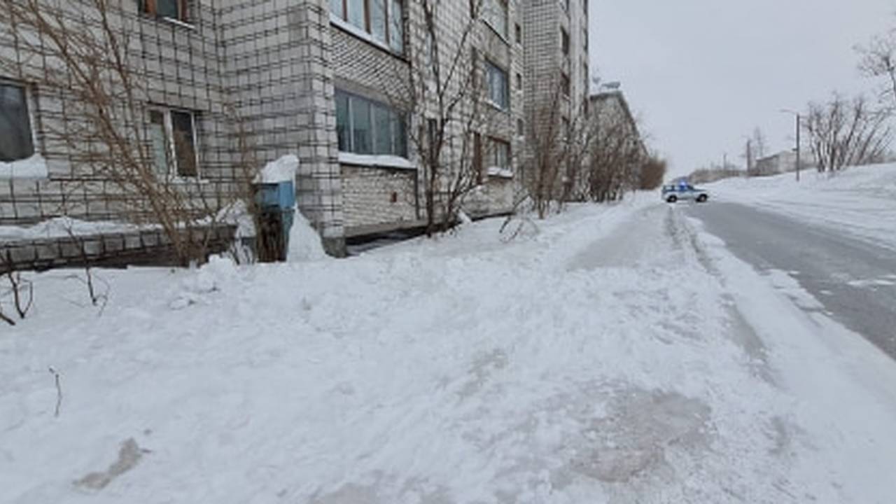 Главная картинка новости: В Воркуте с крыши дома на двух детей упала глыба снега