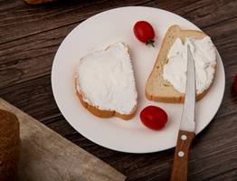 Смешиваем кефир со сметаной — и в холодильник: Через несколько дней получаем нежнейший сливочный сыр