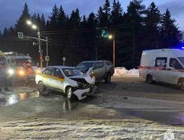 В ДТП на эжвинской трассе травмы получила пассажирка такси