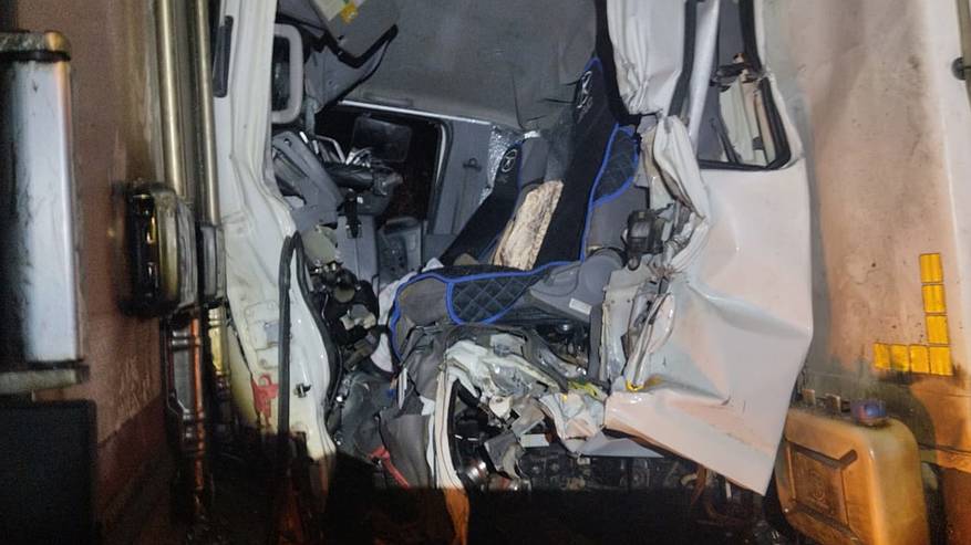 Главная картинка новости: В Прилузье столкнулись две фуры, одного из водителей сильно зажало в кабине