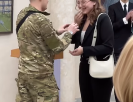 Воркутинец сделал предложение руки и сердца своей девушке в Постпредстве Республики