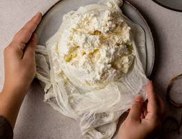 Смешиваем кефир со сметаной — и в холодильник: Через несколько дней получаем нежнейший сливочный сыр