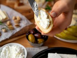 Смешиваем кефир со сметаной — и в холодильник: Через несколько дней получаем нежнейший сливочный сыр