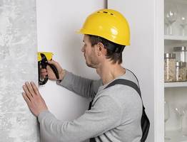 Обои клеить перестали, есть материал получше: не пачкается, не боится влаги и очень долговечен — стены выравнивать больше не придется