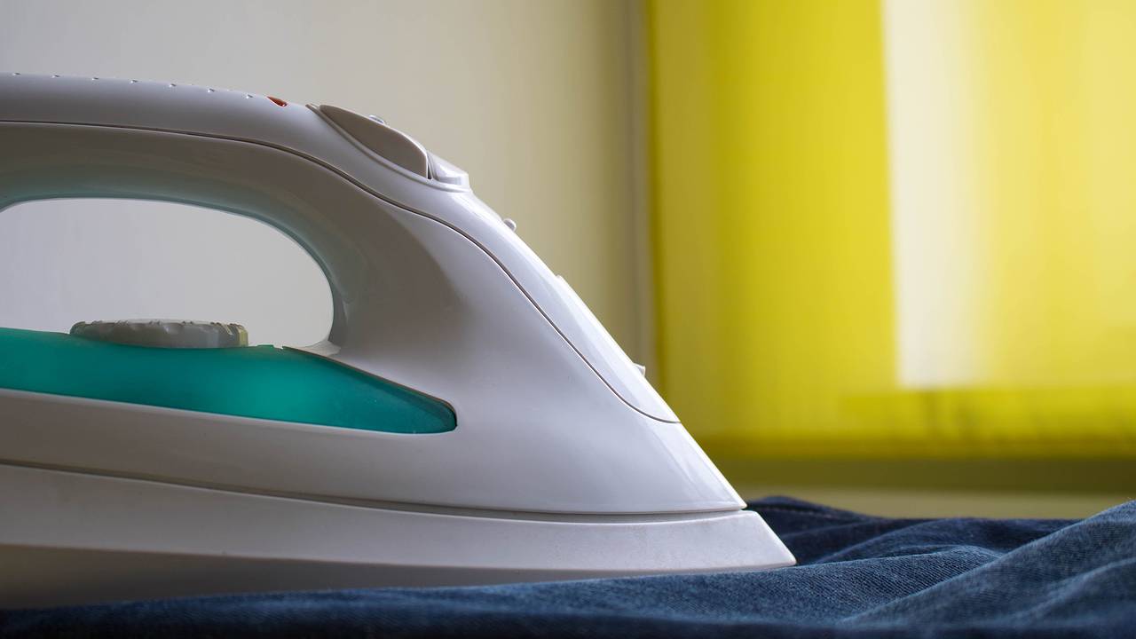 Главная картинка новости: Берем белый уксус и еще 3 средства — и от блестящих пятен от утюга на одежде ничего не остается