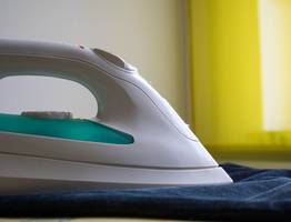 Берем белый уксус и еще 3 средства — и от блестящих пятен от утюга на одежде ничего не остается