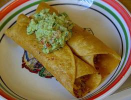 Берем кефир и творог — через несколько минут завтракаем лепешками вкуснее сырников: просто, быстро и сытно