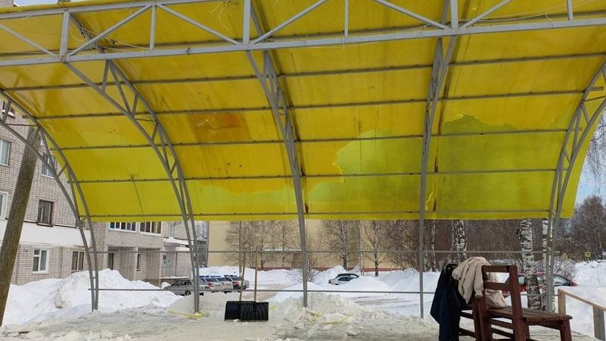 Главная картинка новости: Вандалы снова разгромили сцену одном из городов Коми: власти ищут управу