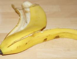 Беру банановую кожуру и натираю: не мусор, а настоящее сокровище - вот как использую его в хозяйстве