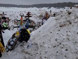 В одном из городов Коми снег с кладбища складировали на могилы