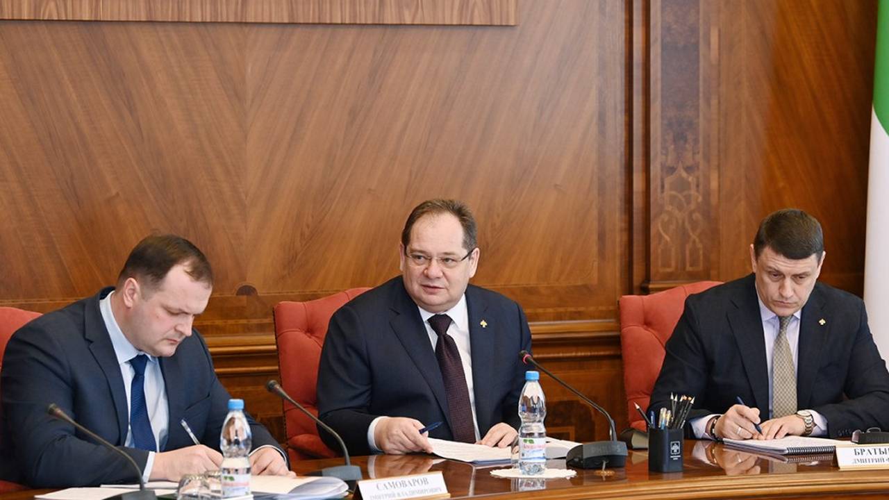 Главная картинка новости: Врио главы требует ускорить ремонт сетей в столице Коми