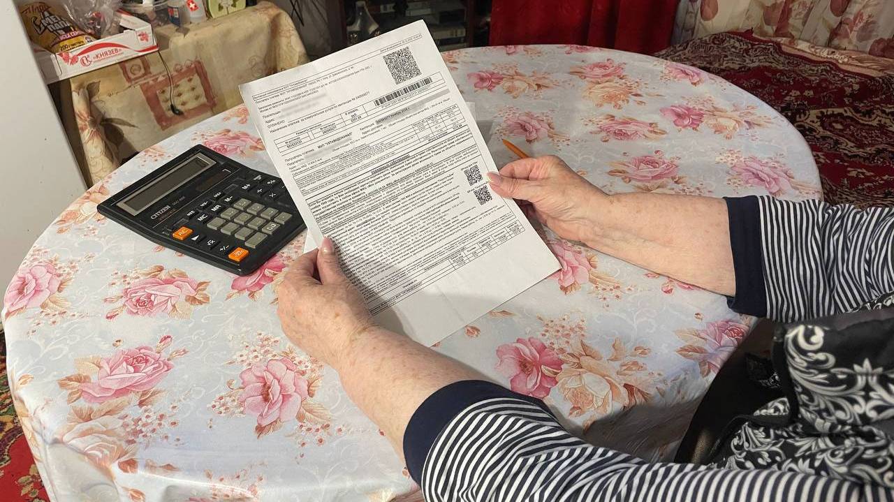 Главная картинка новости: Теперь российским пенсионерам полностью запрещено оплачивать автобус, таблетки и ЖКХ