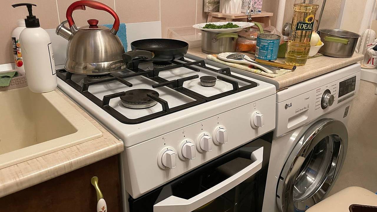 Главная картинка новости: От жирного налёта на кухне не останется и следа: понадобится один раствор из 2 компонентов и эфирное масло