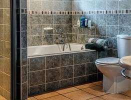 Забудьте о плитке на стенах в ванной: теперь стелю линолеум - новое решение без швов и плесени