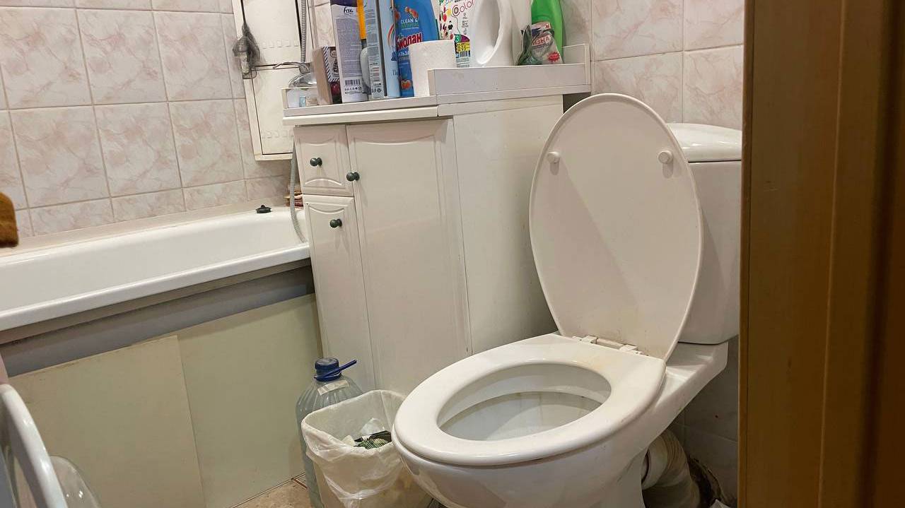 Почему обязательно солить воду в унитазе. Запомните раз и навсегда