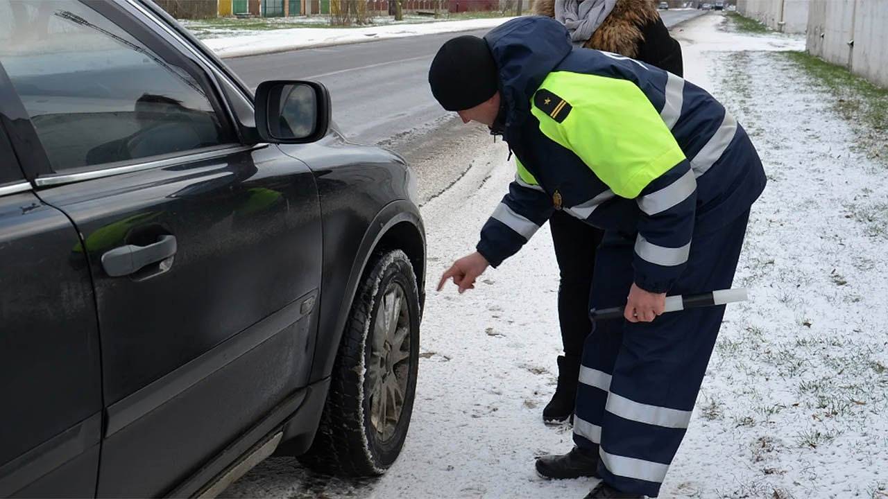 Главная картинка новости: С 8 апреля водителей начнут штрафовать за такой тип колес - кто попал в список