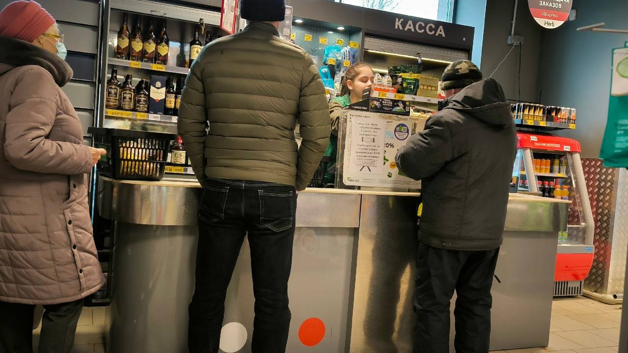 Главная картинка новости: Россиянам показали список продуктов, на которые лучше даже не смотреть в "Магните" и "Пятёрочке"