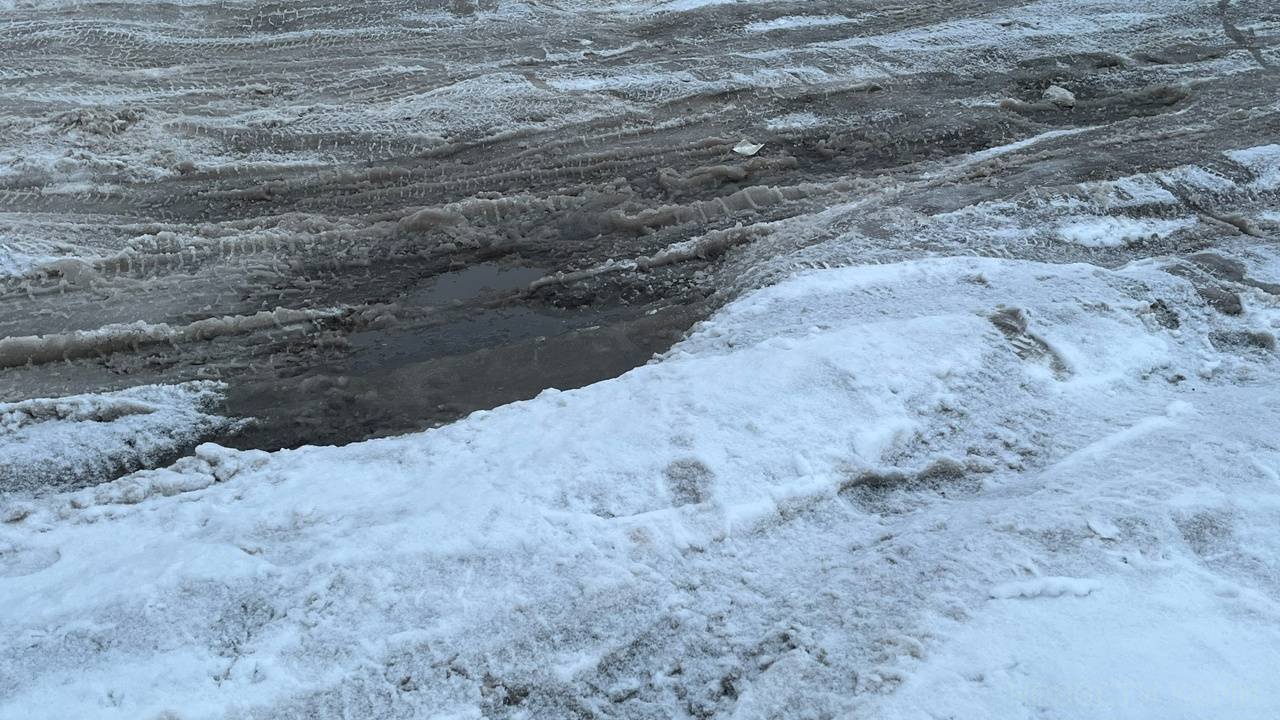 Мэр одного из городов Коми поручил оперативно устранить все ямы на дорогах