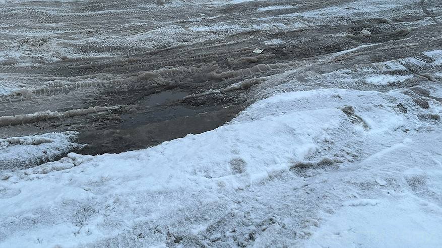 Главная картинка новости: Мэр одного из городов Коми поручил оперативно устранить все ямы на дорогах