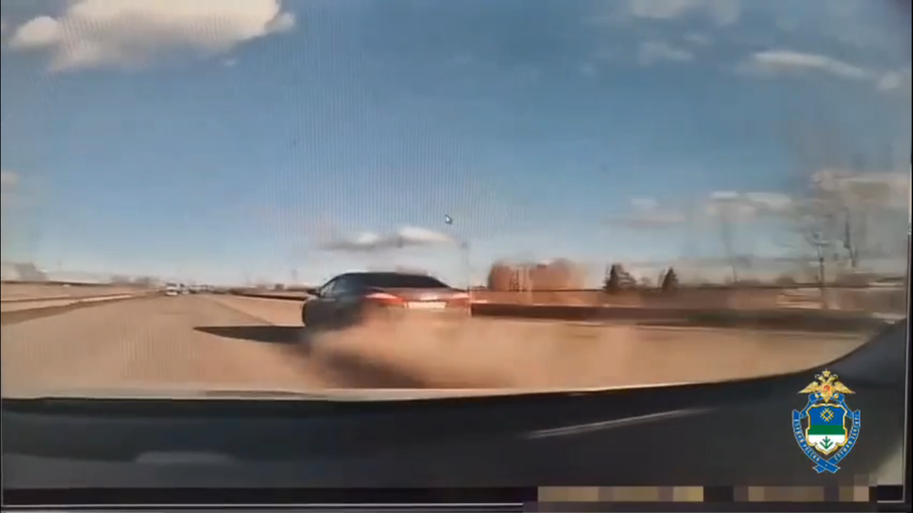 Главная картинка новости: Бесправный и пьяный водитель устроил гонки с полицией в Коми