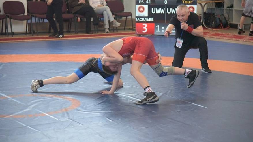 Главная картинка новости: В Коми начались Всероссийские соревнования по вольной борьбе среди юношей