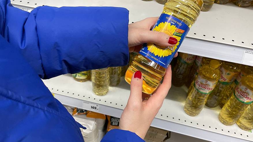 Главная картинка новости: Янтарная жижа в бутылке: это растительное масло точно стоит обходить. Опубликовали черный список Роскачества