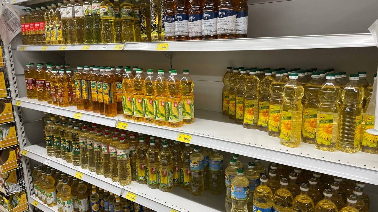 Главная картинка новости: Янтарная жижа в бутылке: это растительное масло точно стоит обходить. Раскрыт черный список Роскачества