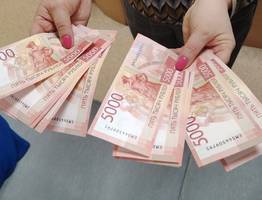 Каждый получит по 10 000 рублей с 20 апреля. Деньги поступят на карту «Мир» и не только