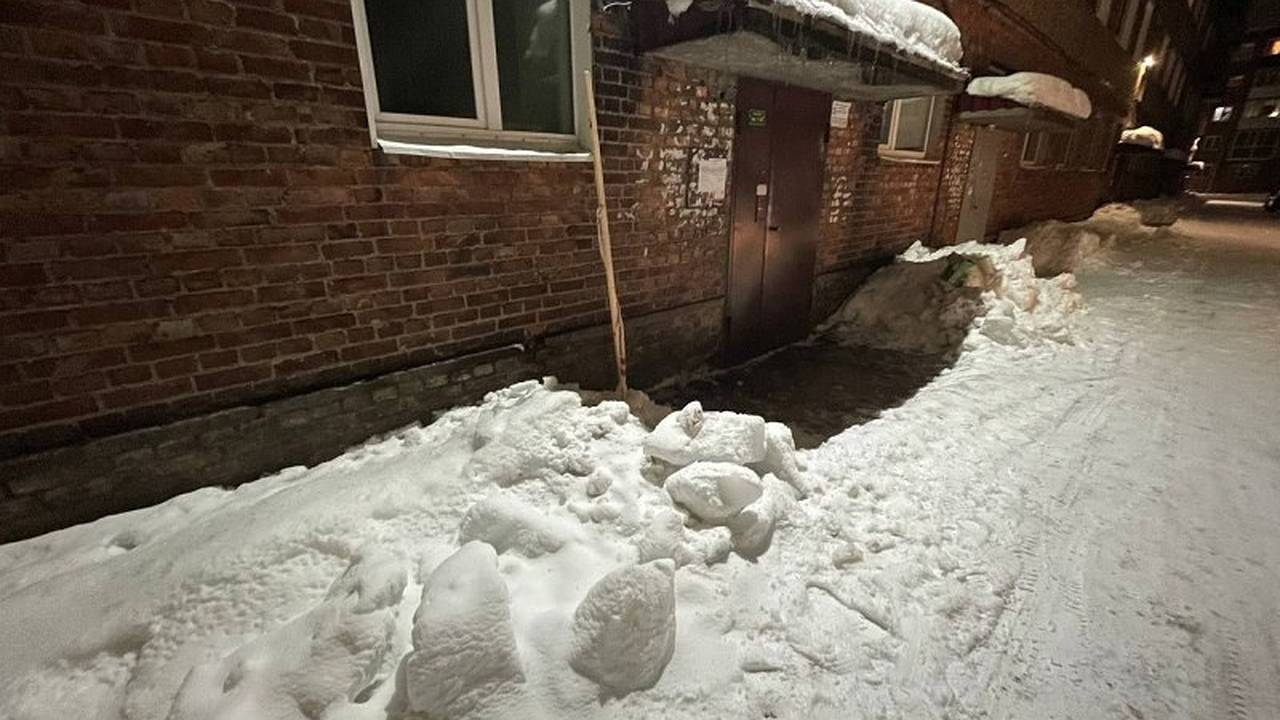 Главная картинка новости: В Коми главный инженер заплатит 300 тысяч за упавшую на ребенка наледь