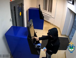 В Коми мужчина разбил дверь банка из-за плохого настроения