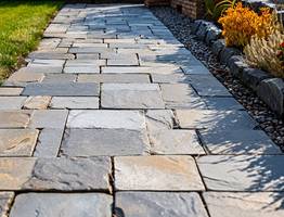 Даст фору брусчатке и выдержит КАМАЗ: названо копеечное и долговечное покрытие – с укладкой справится даже чайник