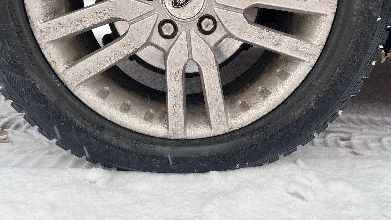 Главная картинка новости: Вот до какого давления накачиваю шины и экномлю на бензине