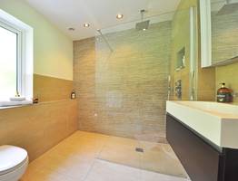 Забудьте о плитке и штукатурке: строители рекомендуют современный материал для отделки ванной комнаты — легкий и очень гибкий