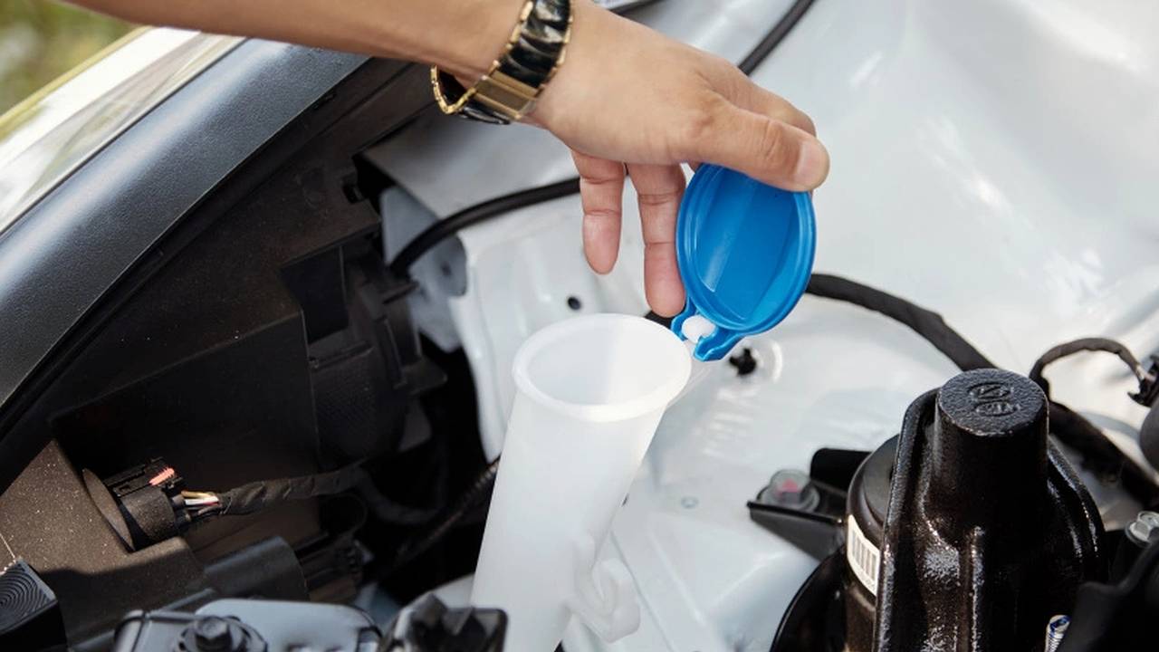 Главная картинка новости: Вот для чего заливаю газировку в бачок омывателя каждую весну - мощная очистка форсунок