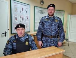 Необычный день судебных приставов в Коми: во время задержания правонарушителя спасли его гостя