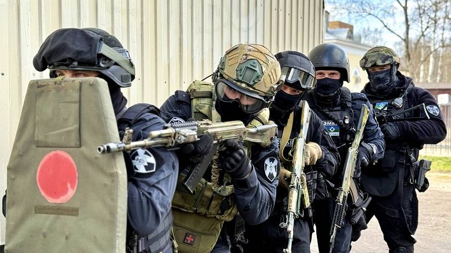 Главная картинка новости: Спецназ и кинологи “разминировали” школу на масштабных учениях в Коми