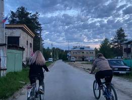 В Коми автомобиль сбил юных велосипедисток на пешеходном переходе