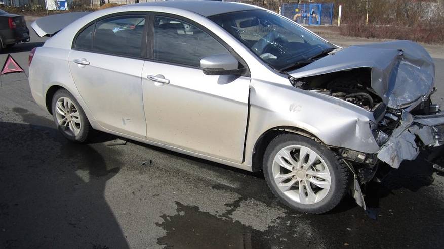 Главная картинка новости: В Коми “Лада” врезалась в иномарку