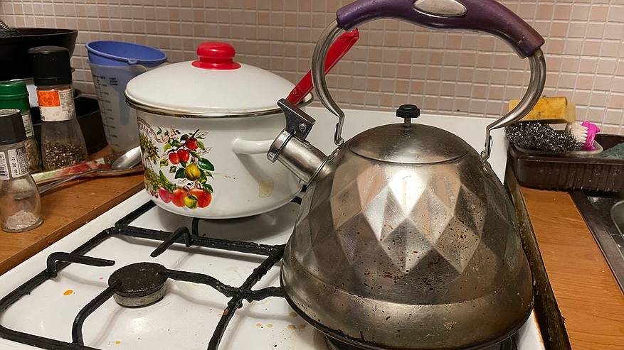 Главная картинка новости: Кидаю 3 кусочка в чайник — и накипь испаряется моментально: лайфхак безопасен для здоровья и прибора