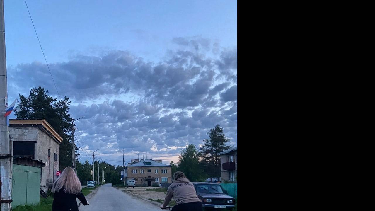 Главная картинка новости: В Коми автомобиль сбил юных велосипедисток на пешеходном переходе