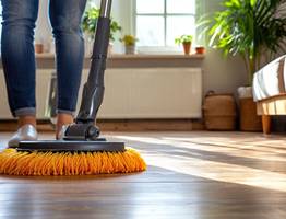 Начала мыть полы соленой водой — перемены в доме заметила вся семья: вот для чего я добавляю соль в ведро