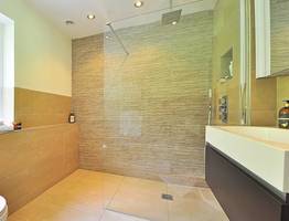 Забудьте о плитке и штукатурке: строители рекомендуют этот современный материал для отделки ванной комнаты — легкий и очень гибкий